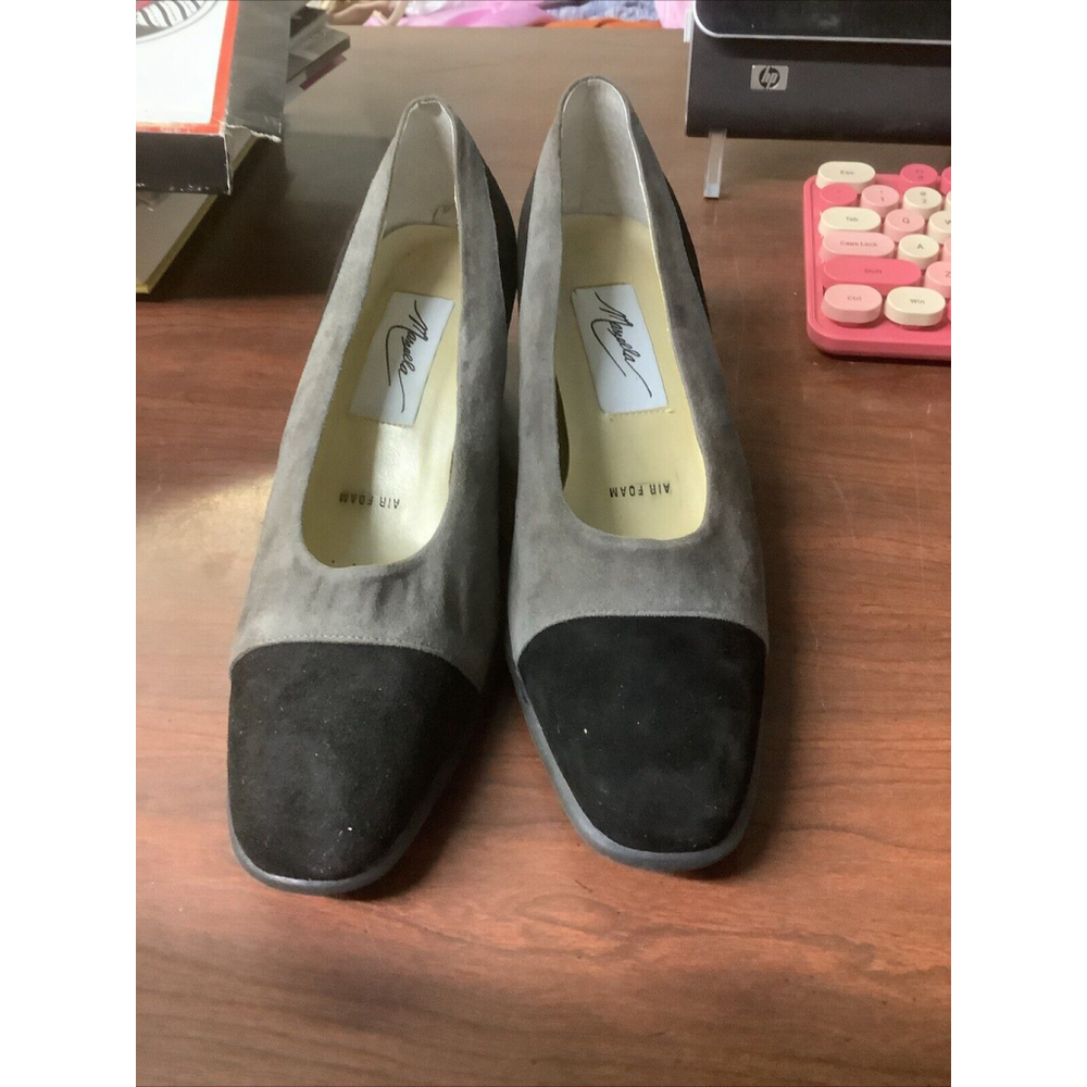 Elegant Black Heels with Classic Design